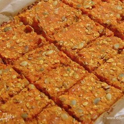 Морковные квадратики с курагой, семечками и овсяными хлопьями