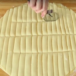 Слойки с яблоками