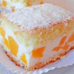 Нежный тортик с воздушным кремом из творога, взбитых сливок и персиков.