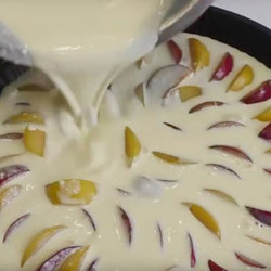 заливной пирог Клафути со сливой