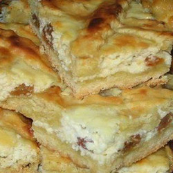 пирогог с творогом и изюмом