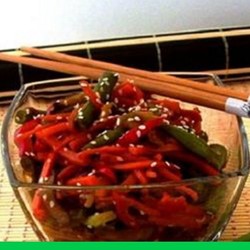 Острый салат из фасоли с грибами и овощами