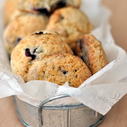 Сконы на кефире с чёрной смородиной.