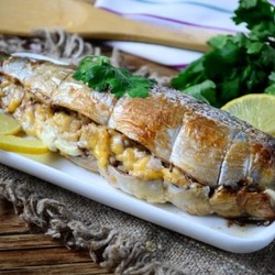 запеченная скумбрия с орехово-сырной начинкой