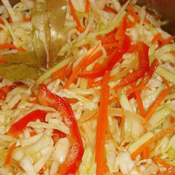 Маринованная капуста с болгарским перцем. 
