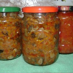 Салат на зиму из моркови, перца и помидоров