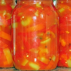 Салат из помидор с перцем,морковью и луком