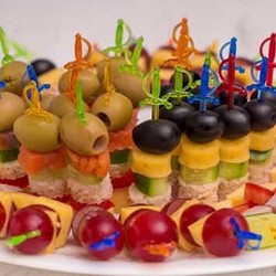 Канапе на шпажках на праздничный стол: простые вкусные рецепты