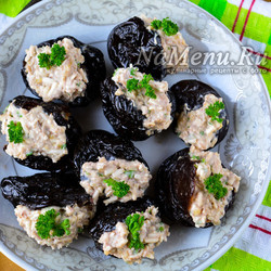 "Мидии" из чернослива: закуска, которая исчезает первой