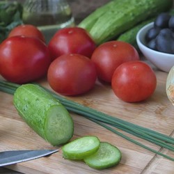 Неправильный салат. Почему огурец лучше есть отдельно от помидора