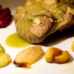 Отварная говяжья голяшка с печеным чесноком. И соусом из Авокадо