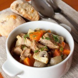 Жapкое из индeйки с каpри и гpибами