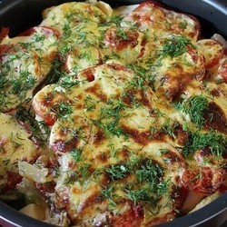 Молодые кабачки, запеченные с помидорами под соусом