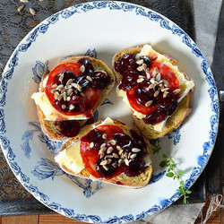 Брускетта с сыром бри и вишней - рецепт RussianFood