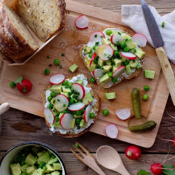 Тартины с рикоттой, авокадо и редисом - рецепт RussianFood