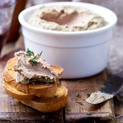 Паштет из куриной печени с карамелизованным луком - рецепт RussianFood