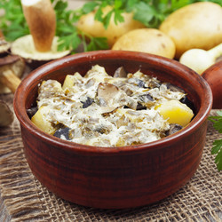 Картошка с жареным луком и грибами в сметане - рецепт RussianFood