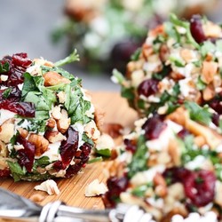 Сырные шарики с орехами, клюквой и петрушкой - рецепт RussianFood