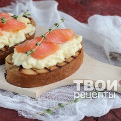 Тост с яичницей-болтуньей и семгой