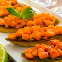 Брускетта с семгой и песто