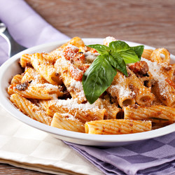 Паста ригатони с пряным соусом из говядины - рецепт RussianFood