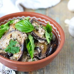 Сациви из баклажанов с зеленью и орехами - рецепт RussianFood