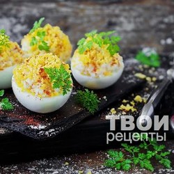 Яйца, фаршированные кальмарами