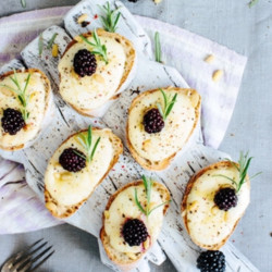 Тосты с козьим сыром и ежевикой - рецепт RussianFood