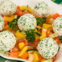 Овощной салат с шариками из феты и маслин