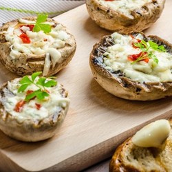 Грибы, фаршированные сыром, орехами и тимьяном - рецепт RussianFood