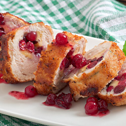 Рулеты из куриного филе с начинкой из клюквы, чеснока и сыра - рецепт RussianFood