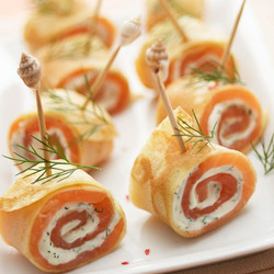 Рулетики из блинов с лососем и плавленым сыром - рецепт RussianFood