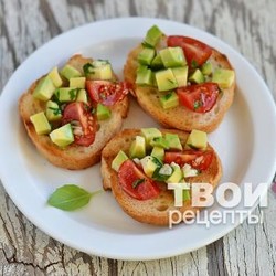 Брускетта с авокадо и помидорами черри