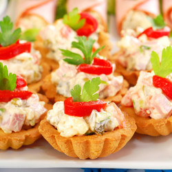 Салат с курицей и овощами в тарталетках - рецепт RussianFood