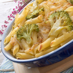 Запеканка из макарон с брокколи и ветчиной - рецепт RussianFood