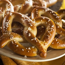 Брецели с солью к пиву - рецепт RussianFood