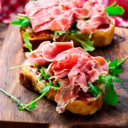 Сэндвич с прошутто, творожным сыром и клюквенным соусом - рецепт RussianFood