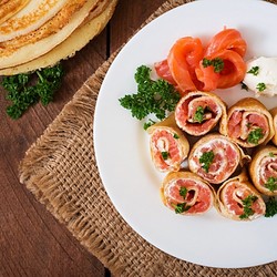 Блинчики с семгой и сливочным сыром - рецепт RussianFood