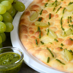 Пицца с виноградом и двумя видами сыра - рецепт RussianFood