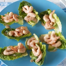 Креветки и авокадо на салатных листьях с пикантной острой заправкой - рецепт RussianFood