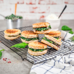 Сэндвич с рикоттой и шпинатом - рецепт RussianFood