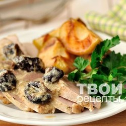 Свинина под сливочным соусом с черносливом и яблоками