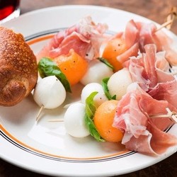 Закуска из моцареллы, дыни и прошутто - рецепт RussianFood