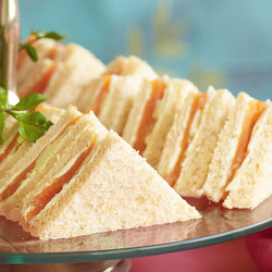 Сэндвичи с копченым лососем и огурцом - рецепт RussianFood