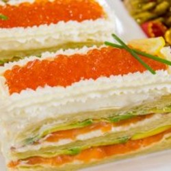 Закусочные пирожные из слоеного теста, форели и авокадо