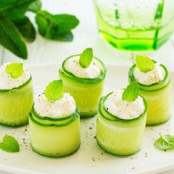 Рулетики из огурца с творогом - рецепт RussianFood