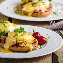 Яйца Бенедикт с беконом и шпинатом - рецепт RussianFood