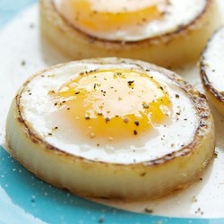 Яичница в луковых кольцах - рецепт RussianFood