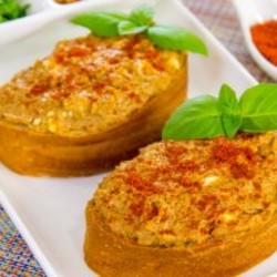 Паштет из куриной печени с паприкой и яйцами