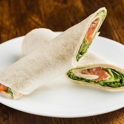 Сэндвич-врап с форелью и шпинатом - рецепт RussianFood